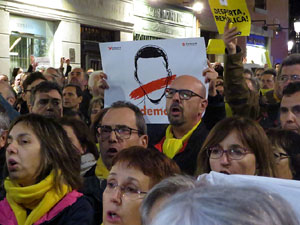 Concentració a la plaça del Vi de protesta pels tres mesos de presó de Jordi Sànchez i Jordi Cuixart
