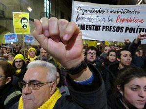 Concentració a la plaça del Vi de protesta pels tres mesos de presó de Jordi Sànchez i Jordi Cuixart