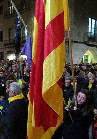 Assistents a la plaça del Vi