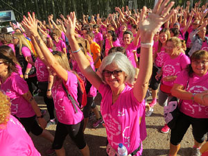 Cursa de la Dona 2017. Concentraci&oacute; i sortida del Parc de la Devesa i cursa pels carrers de Girona