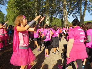 Cursa de la Dona 2017. Concentraci&oacute; i sortida del Parc de la Devesa i cursa pels carrers de Girona