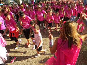 Cursa de la Dona 2017. Concentraci&oacute; i sortida del Parc de la Devesa i cursa pels carrers de Girona