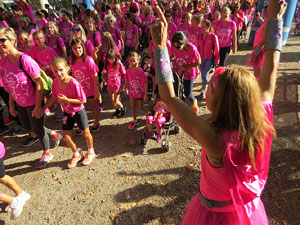 Cursa de la Dona 2017. Concentraci&oacute; i sortida del Parc de la Devesa i cursa pels carrers de Girona