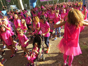 Cursa de la Dona 2017. Concentraci&oacute; i sortida del Parc de la Devesa i cursa pels carrers de Girona