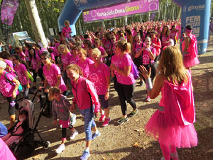 Cursa de la Dona 2017. Concentraci&oacute; i sortida del Parc de la Devesa i cursa pels carrers de Girona