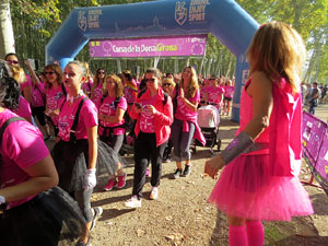 Cursa de la Dona 2017. Concentraci&oacute; i sortida del Parc de la Devesa i cursa pels carrers de Girona