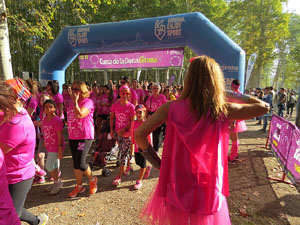 Cursa de la Dona 2017. Concentraci&oacute; i sortida del Parc de la Devesa i cursa pels carrers de Girona