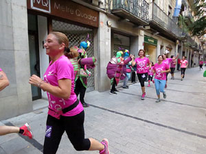 Cursa de la Dona 2017. Concentraci&oacute; i sortida del Parc de la Devesa i cursa pels carrers de Girona