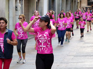 Cursa de la Dona 2017. Concentraci&oacute; i sortida del Parc de la Devesa i cursa pels carrers de Girona