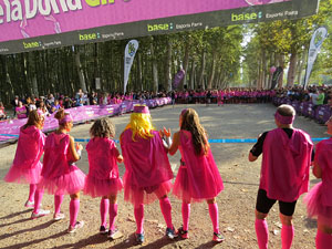 Cursa de la Dona 2017. Concentraci&oacute; i sortida del Parc de la Devesa i cursa pels carrers de Girona