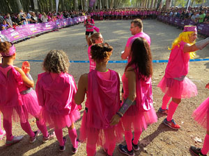 Cursa de la Dona 2017. Concentraci&oacute; i sortida del Parc de la Devesa i cursa pels carrers de Girona