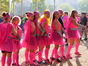 Cursa de la Dona 2017. Concentraci&oacute; i sortida del Parc de la Devesa i cursa pels carrers de Girona