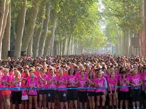 Cursa de la Dona 2017. Concentraci&oacute; i sortida del Parc de la Devesa i cursa pels carrers de Girona