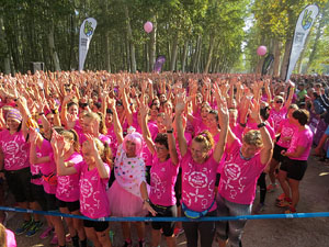 Cursa de la Dona 2017. Concentraci&oacute; i sortida del Parc de la Devesa i cursa pels carrers de Girona