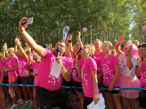 Cursa de la Dona 2017. Concentraci&oacute; i sortida del Parc de la Devesa i cursa pels carrers de Girona
