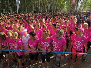 Cursa de la Dona 2017. Concentraci&oacute; i sortida del Parc de la Devesa i cursa pels carrers de Girona