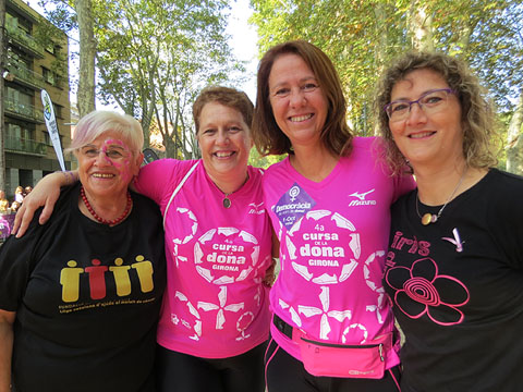 Llu&iuml;sa Ferrer, presidenta d'Oncolliga Girona, la regidora de l'&agrave;rea d'Esports, Isabel Murad&agrave;s, i l'alcaldessa de Girona, Marta Madrenas