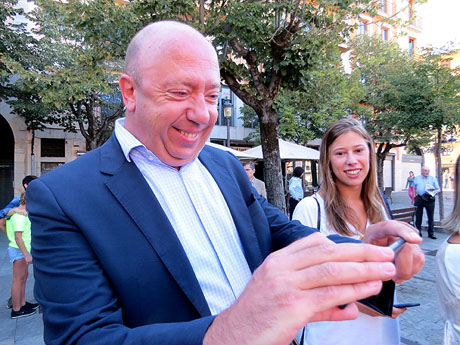 Homenatge floral a Carles Rahola a la Rambla de la Llibertat