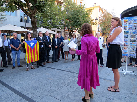 L'ofrena floral al monument a Carles Rahola