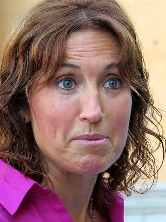 La regidora Glòria Plana Yanes, durant l'homenatge