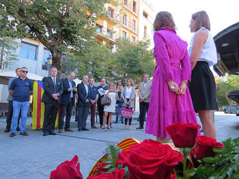 L'ofrena floral al monument a Carles Rahola