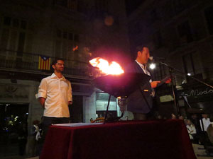 Diada Nacional 2017. XI Marxa de Torxes de Girona. Crema del Decret de Nova Planta i cant de Els Segadors