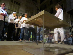 Diada Nacional 2017. XI Marxa de Torxes de Girona. Crema del Decret de Nova Planta i cant de Els Segadors