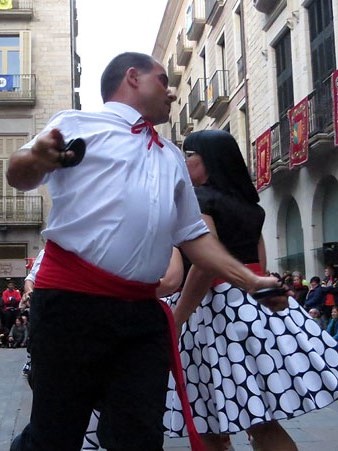 Parella de balladors a la plaça del Vi