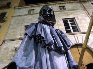 Fires 2017. La Beatufarra, descens del Beatusaure per les escales de la Catedral de Girona