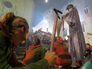 Fires 2017. La Beatufarra, descens del Beatusaure per les escales de la Catedral de Girona