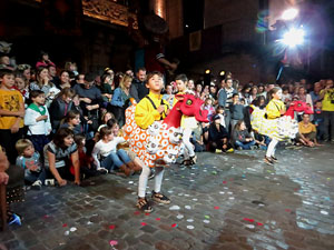 Fires 2017. Ballades de capgrossos, gegants i far&agrave;ndula a la pla&ccedil;a del Vi