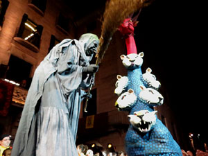 Fires 2017. Ballades de capgrossos, gegants i far&agrave;ndula a la pla&ccedil;a del Vi
