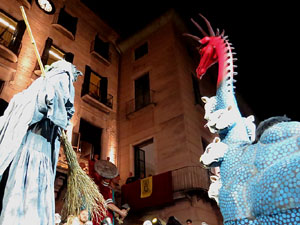 Fires 2017. Ballades de capgrossos, gegants i far&agrave;ndula a la pla&ccedil;a del Vi