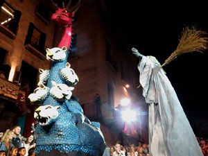 Fires 2017. Ballades de capgrossos, gegants i far&agrave;ndula a la pla&ccedil;a del Vi