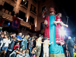 Fires 2017. Ballades de capgrossos, gegants i far&agrave;ndula a la pla&ccedil;a del Vi