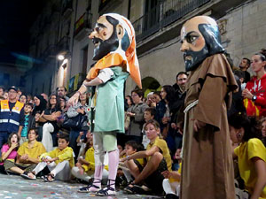 Fires 2017. Ballades de capgrossos, gegants i far&agrave;ndula a la pla&ccedil;a del Vi