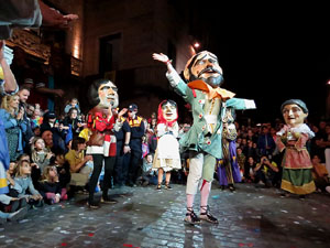 Fires 2017. Ballades de capgrossos, gegants i far&agrave;ndula a la pla&ccedil;a del Vi