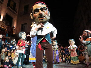 Fires 2017. Ballades de capgrossos, gegants i far&agrave;ndula a la pla&ccedil;a del Vi