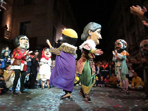 Fires 2017. Ballades de capgrossos, gegants i far&agrave;ndula a la pla&ccedil;a del Vi