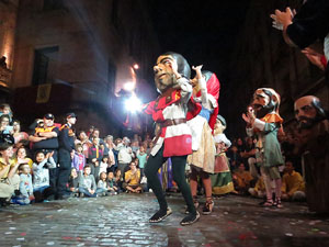 Fires 2017. Ballades de capgrossos, gegants i far&agrave;ndula a la pla&ccedil;a del Vi