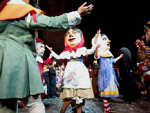 Fires 2017. Ballades de capgrossos, gegants i far&agrave;ndula a la pla&ccedil;a del Vi