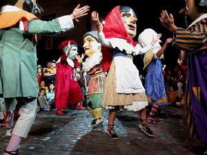 Fires 2017. Ballades de capgrossos, gegants i far&agrave;ndula a la pla&ccedil;a del Vi