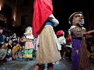 Fires 2017. Ballades de capgrossos, gegants i far&agrave;ndula a la pla&ccedil;a del Vi