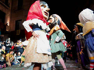 Fires 2017. Ballades de capgrossos, gegants i far&agrave;ndula a la pla&ccedil;a del Vi