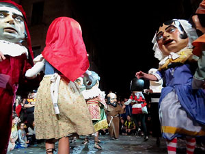 Fires 2017. Ballades de capgrossos, gegants i far&agrave;ndula a la pla&ccedil;a del Vi