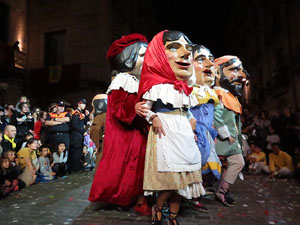 Fires 2017. Ballades de capgrossos, gegants i far&agrave;ndula a la pla&ccedil;a del Vi