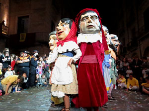 Fires 2017. Ballades de capgrossos, gegants i far&agrave;ndula a la pla&ccedil;a del Vi