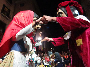 Fires 2017. Ballades de capgrossos, gegants i far&agrave;ndula a la pla&ccedil;a del Vi