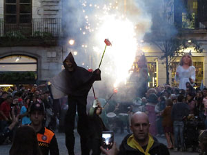 Fires 2017. Ballades de capgrossos, gegants i far&agrave;ndula a la pla&ccedil;a del Vi