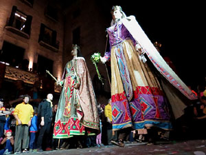 Fires 2017. Ballades de capgrossos, gegants i far&agrave;ndula a la pla&ccedil;a del Vi
